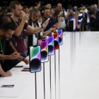Medios observando al nuevo iPhone 14.
