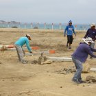 Acto. Instante en el que se retiraron los muros que delimitaban el predio, de aproximadamente una hectárea.