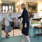 La reina Isabel II recibe a Liz Truss durante una audiencia en Balmoral, Escocia, este 6 de septiembre.