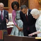 La reina Isabel II (derecha) y su esposo, el príncipe Felipe (izquierda), muestran al espresidente estadounidense Barack Obama (2-derecha) y su esposa Michelle la Colección Real en el Palacio de Buckingham en mayo de 2011.