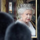 London (United Kingdom).- (FILE) - Britain"s Queen Elizabeth II departs Buckingham Palace for the Queen"s speech at the Opening of Parliament in London, Britain, 18 May 2016 (reissued 08 September 2022). According to a statement issued by Buckingham Palace on 08 September 2022, Britain"s Queen Elizabeth II has died at her Scottish estate, Balmoral Castle, on 08 September 2022. The 96-year-old Queen was the longest-reigning monarch in British history. (Reino Unido, Londres) EFE/EPA/ANDY RAIN *** Local Caption *** 52764357