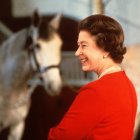 La reina Isabel II de Inglaterra sonrie mientras contempla unos caballos participantes en el Windsor Horse Show (Foto sin fecha, década años 80)