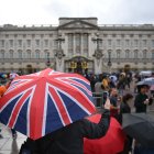 Un hombre hace una foto bajo la lluvia frente al Palacio de Buckingham en Londres este 8 de septiembre.