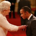 El piloto británico Lewis Hamilton recibiendo tiempo atrás una condecoración de Isabel II.