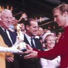 La Reina Isabel II entrega la Copa del Mundo a Booby Moore