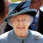 La reina Isabel II llega al hipódromo de Epsom Downs, en las afueras de Londres, el 1 de junio de 2013.