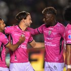 Los jugadores de Independiente del Valle celebran el primer gol contra Melgar, en Arequipa, por la semifinal de la Copa Sudamericana.