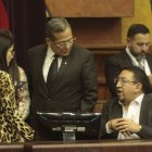 Veloz y Almeida dialogan con Virgilio Saquicela antes de iniciar la sesión, pero desaparecieron cuando su buscaba quien sustente la moción de censura y destitución.