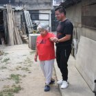 Situación. El retraso en la cirugía de Angélica ha provocado que a la fecha ya no pueda caminar sola.