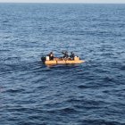 Fotografía cedida por la Guardia Costera estadounidense donde se aprecia a la tripulación del guardacostas Margaret Norvell con inmigrantes cubanos el 18 de febrero de 2022