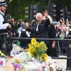 El rey Carlos III saluda a los londinenses a su llegada al Palacio de Buckingham este 9 de septiembre.