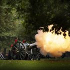 Noventa y seis salvas de cañón, una por cada año de su vida, disparadas simultáneamente desde varios puntos emblemáticos del Reino Unido despidieron este viernes a la reina Isabel II, la monarca británica más longeva, que el pasado 6 de febrero cumplió siete décadas en el trono.