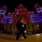 El Palacio de Correos, sede del ayuntamiento de Madrid, se ilumina hoy viernes con los colores de la bandera británica por el fallecimiento de la reina Isabel II de Inglaterra.