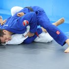 El peleador Sebastián Guevara realizando "sparring" durante su primera sesión de entrenamiento.