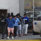 Detenidos. Cinco personas fueron aprehendidas durante el operativo.