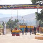 Migrantes venezolanos cruzan un puente fronterizo el pasado 7 de mayo para retornar a su país desde territorio colombiano, en San Antonio del Táchira (Venezuela). Ni siete maletas a cuestas ni 28 días de "horrible" confinamiento en albergues frenaron la voluntad de Vanessa de regresar a su Venezuela, país del que se fue huyendo de la crisis económica en 2019 y al que le tocó volver empujada por la COVID-19, una pandemia que trajo otra ruina a su familia. EFE/JOHNNY PARRA