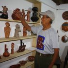 El taller. Juan Orrala muestra orgulloso los objetos en barro que elabora y que exhibe en su taller en Valdivia.