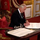 El rey Carlos rindió homenaje a su madre, la difunta Isabel II, en un discurso durante su proclamación.