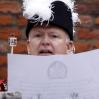 El funcionario conocido como Rey de Armas, David Vines White, lee a la ciudadanía la proclamación de Carlos III como nuevo soberano del Reino Unido.
