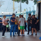 El cuerpo quedó tendido junto a un local de venta de jugos.