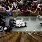 El Papa Francisco llega a una audiencia con los participantes en el Congreso Internacional de Catequistas, en la sala Pablo VI del Vaticano, hoy 10 de septiembre de 2022.