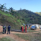 Según fuentes periodísticas, los bomberos han detectado sonidos que hacen presumir que son los obreros atrapados.