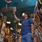 Los visitantes son atraídos por las novedades que hay en las tiendas.