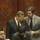 Factótum. Un diligente Esteban Torres escolta a Luis Almeida, interpelante socialcristiano en el juicio político contra los vocales de la Judicatura.
