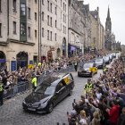 El cortejo fúnebre de la reina Isabel II llega a Edimburgo.