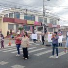 Equipados. Con pancartas salieron los vecinos a protestar en media vía para exigir un semáforo o rompevelocidades.