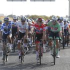 El ecuatoriano Richard Carapaz junto a Juan Ayuso, tercer clasificado, Remco Evenepoel, ganador de La Vuelta, y Mads Pedersen, vencedor del maillot por puntos.