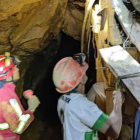 Momento en que los bomberos y mineros cumplen con las labores de rescate.