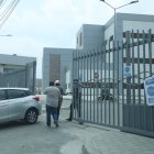 En el sitio se observa que varias personas salen e ingresan constantemente, pero no se conoce qué se realiza en el interior. Nadie dice nada a los usuarios que van a dichas instalaciones.