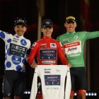 Evenepoel (c), ganador de la Vuelta y mejor Joven; Pedersen (d), ganador de la Regularidad, y Carapaz (i), ganador de la Montaña, en el podio tras la etapa final.