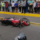 Un motorizado fue impactado por un bus en las calles la 29 y la b. Suburbio de Guayaquil.