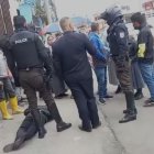 El sospechoso gritaba mientras era sostenido en el piso por varios agentes policiales