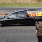 Imagen de 11 de septiembre del coche fúnebre que lleva el ataúd de la reina Isabel II en su camino hacia Edimburgo.