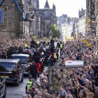 Miles de personas ven pasar la procesión con el ataúd de la difunta reina Isabel II acompañada por miembros de la familia real por las calles de Edimburgo.