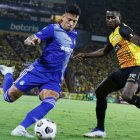 Alexis Zapata (I) en disputa del balón contra Leonel Quiñónez en el clásico del 11 de mayo del 2022.