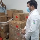 El Dr. Francisco Pérez muestra las cajas de uno de los insumos médicos que se requieren en la sala de diálisis.
