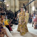 Modelos lucen unas creaciones de la colección primavera-verano de Carolina Herrera, durante un desfile en Nueva York (Estados Unidos).