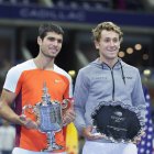 Ruud (d), junto a Carlos Alcaraz durante la premiación de la final del US Open el domingo 11 de septiembre.