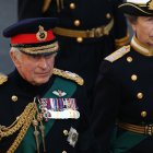 El soberano con su hermana, la princesa Ana.