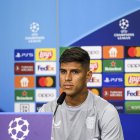 El tricolor Piero Hincapié en rueda de prensa de ayer, previo a su choque de Champions League ante el Atlético de Madrid.