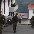 Miembros del Ejercito Nacional de Colombia patrullan para brindar un poco de seguridad EFE/ Luis Eduardo Noriega A.