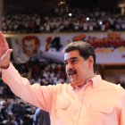 Fotografía oficina de prensa del Palacio de Miraflores, presidente de Venezuela, Nicolás Maduro, mientras participa en una actividad con miembros de la Juventud del Partido Socialista de Venezuela