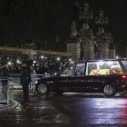 El coche fúnebre que transporta el ataúd de la Reina Isabel II se dirige al Palacio de Buckingham en Londres este 13 de septiembre.