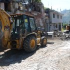 Remoción. Con una pala mecánica retiran el material viejo de la calzada.