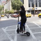 Mujer con su hijo transitan en vehículo eléctrico en la calle, sin control alguno de las autoridades.