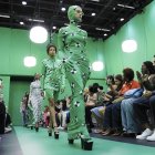 Una modelo presenta una creación de la marca de moda Maisie Wilen durante la Semana de la Moda de Nueva York, este 13 de septiembre de 2022.